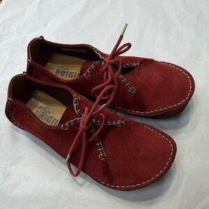 Clarks Originals Women’s Faraway Field red suede moccasin. Crepe soles. Size 6.5